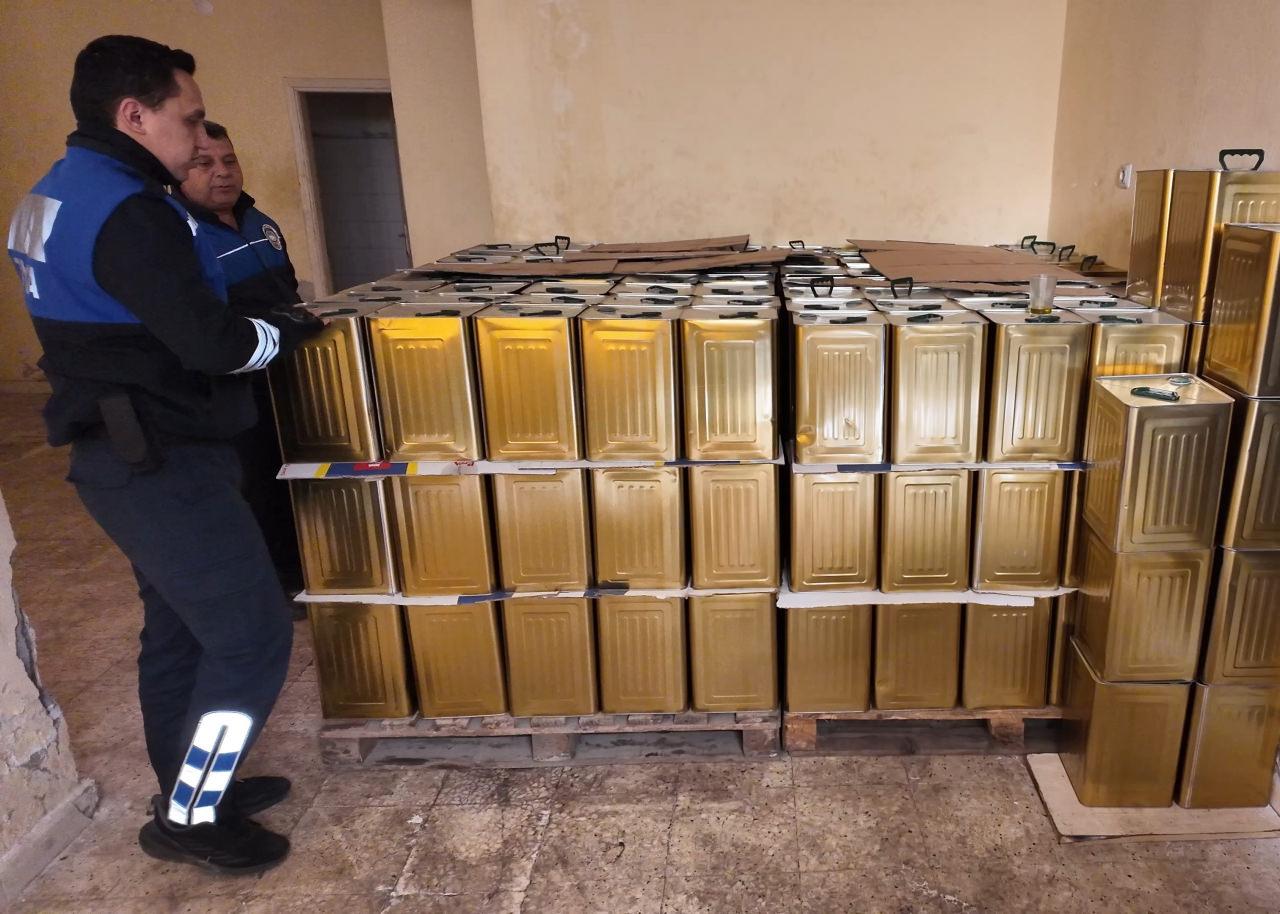  Depoda 18 litrelik teneke kutular içerisinde toplam 249 adet yağ bulunduğunu tespit etti. 