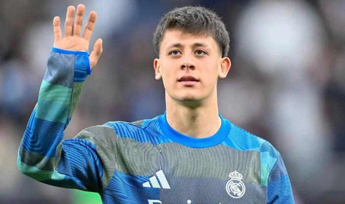 Real Madrid forması giyen Arda Güler