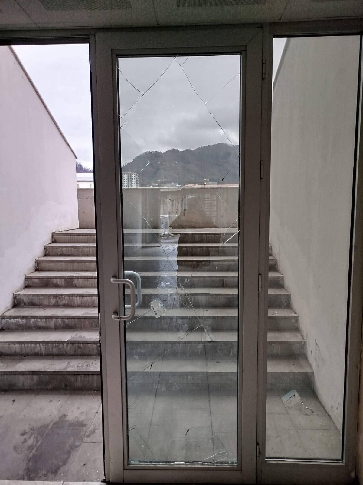 Statta bulunan bir cam kapının aldığı hasarın bir görüntüsü.