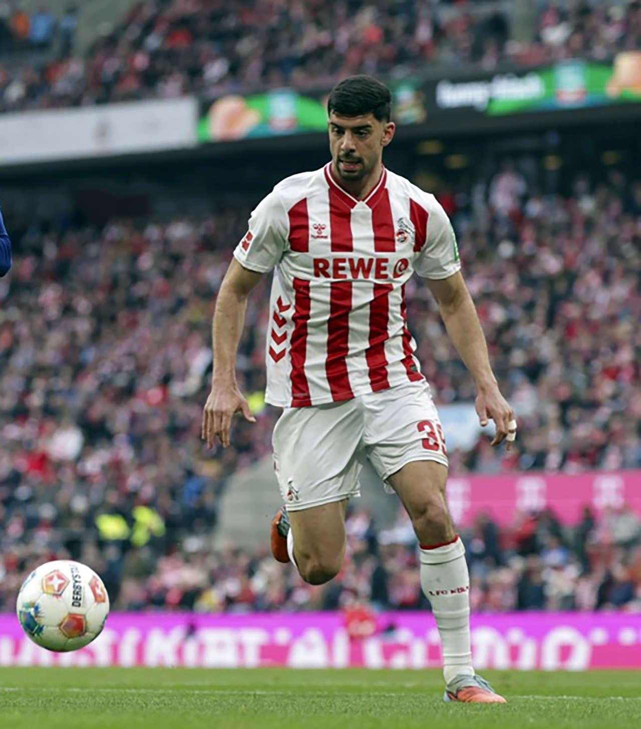 Cenk Özkacar Köln formasıyla sahada.