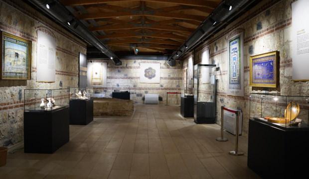 Rami K&uuml;t&uuml;phanesi'nde 'Osmanlı Sultanlarının Sevdası: Kutsal Emanetler' sergisi a&ccedil;ıldı