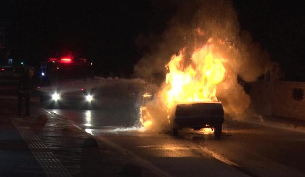 Seyir halindeki ara&ccedil; alev aldı! Aile saniyelerle kurtuldu
