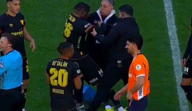 S&uuml;per Lig'de korku dolu anlar! Yıldız isim yere yığıldı, ambulansla hastaneye kaldırıldı