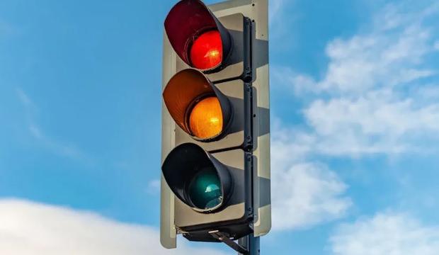 Tarihi karar: Trafik lambasına yeni renk ekleniyor! Anlamı şaşırttı