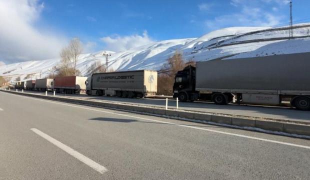 T&uuml;rkiye-İran sınır kapısında 2 kilometrelik kuyruk