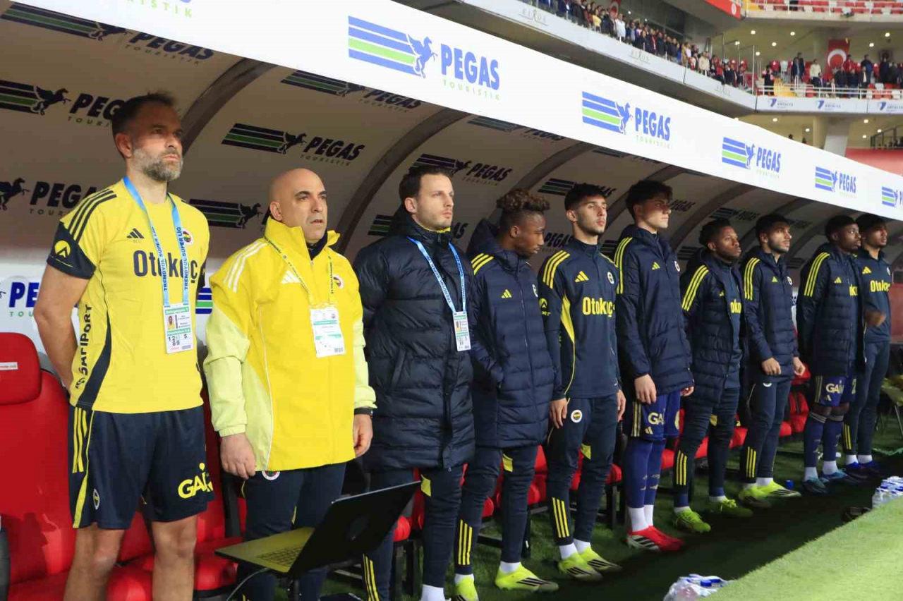 Fenerbahçe'nin Antalyaspor maçındaki yedek kulübesi. Zeki Murat Göle soldan ikinci sırada