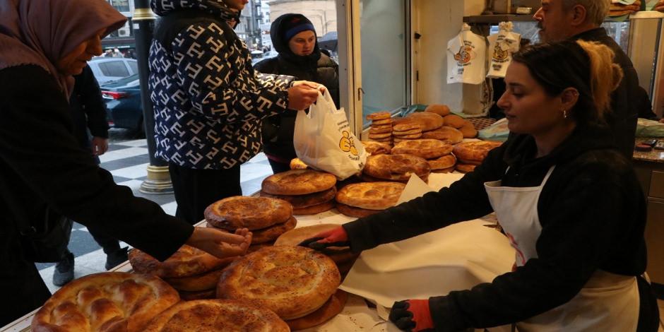 Yapımı 6 saat s&uuml;r&uuml;yor! Trabzon&rsquo;da ekşi mayalı Ramazan pidesi mesaisi