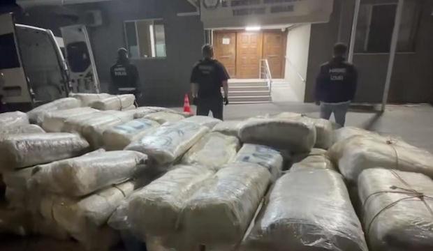 İzmir&rsquo;de zehir tacirlerine b&uuml;y&uuml;k darbe: 1 tonun &uuml;zerinde skunk
