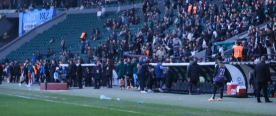 Selçuk İnan, kulübeyi boşaltırken/Görüntü beIN Sports'tan alınmıştır