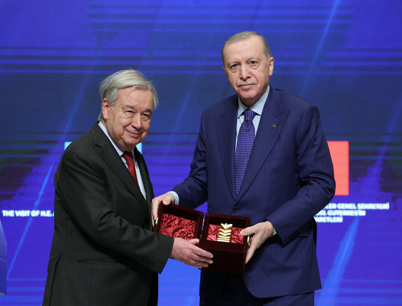 Cumhurbaşkanı Recep Tayyip Erdoğan, Beştepe Millet Sergi Salonu'nda BM Genel Sekreteri Antonio Guterres'e Atatürk Uluslararası Barış Ödülü'nü takdim etti.
