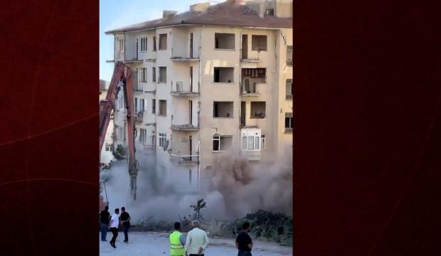 8 katlı bina iş makinesinin tek dokunuşuyla yerle bir oldu