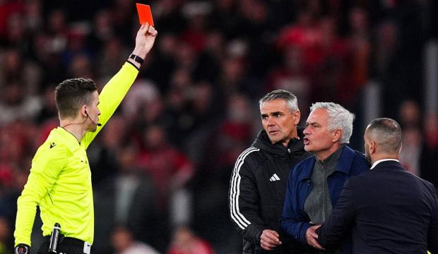Hakemin &uuml;st&uuml;ne y&uuml;r&uuml;m&uuml;şt&uuml;! Mourinho'nun cezası a&ccedil;ıklandı