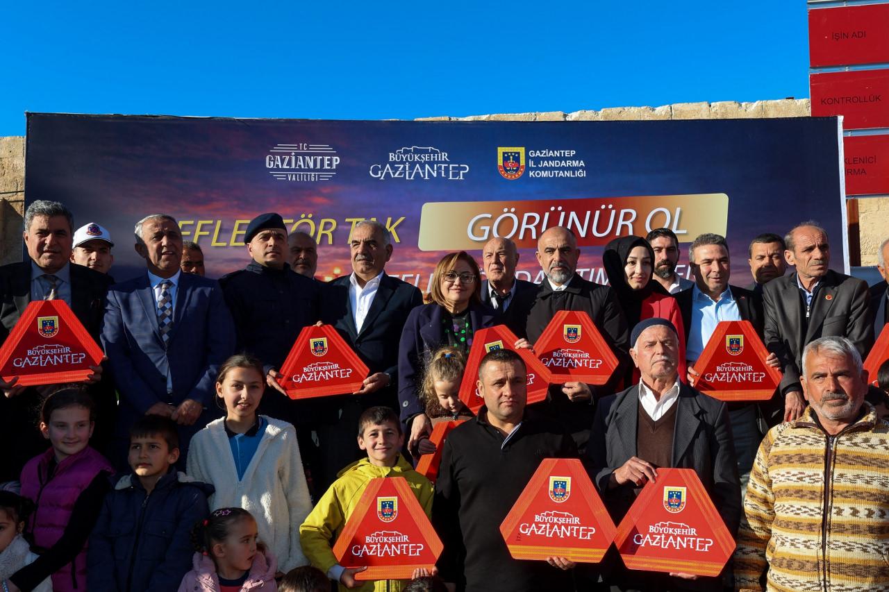 Reflektör Tak, Görünür Ol Projesi kapsamında 10 bin tane reflektör dağıtılacak. 