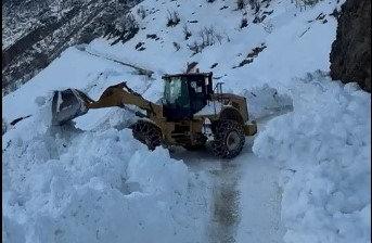 Kar nedeniyle kapana yol temizlenerek ulaşıma açıldı.