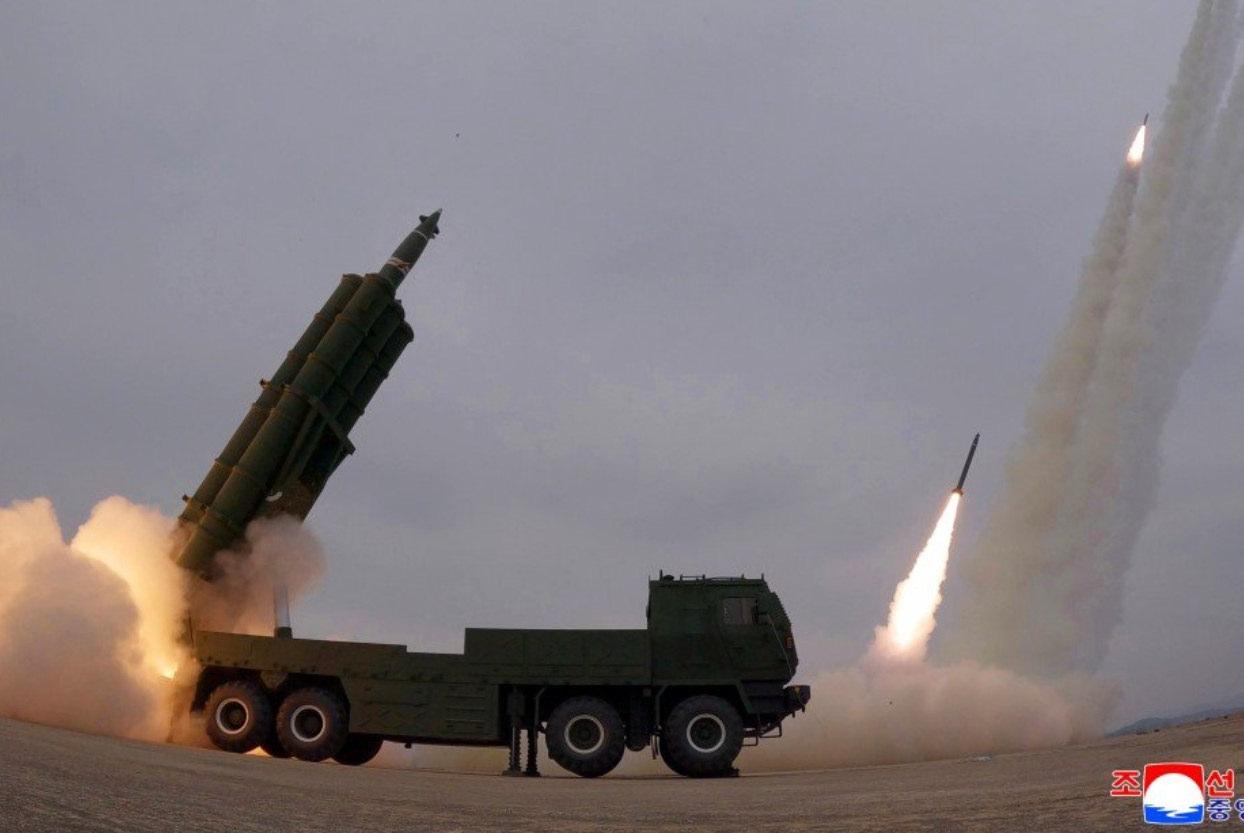 Kuzey Kore'de düzenlenen tatbikatta 12 adet 600 milimetre kalibreli ultra-hassas çok namlulu roketatar ile 2 topçu taburu görev aldı.