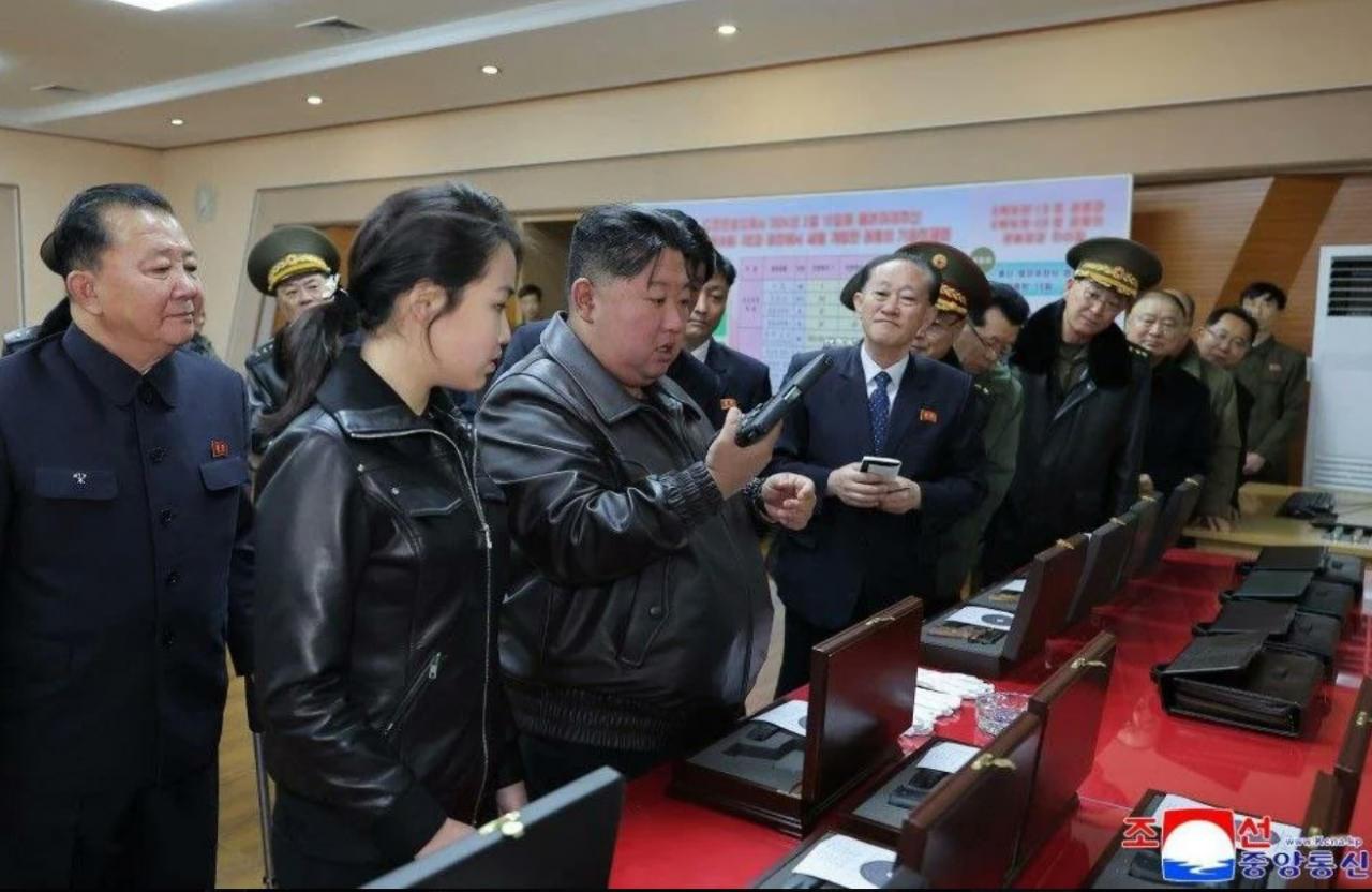 Kuzey Kore Devlet Başkanı Kim Jong Un, bir silah fabrikasını ziyaret ederek 13 yaşındaki kızıyla birlikte atış talimi yaptı.
