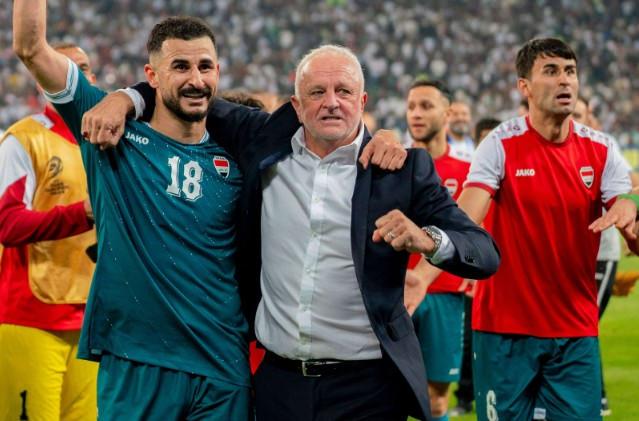 Dünya Kupası için play-of oynayacak Irak takımın teknik direktörü Graham Arnold, oyuncusu ile birlikte seviniyor.