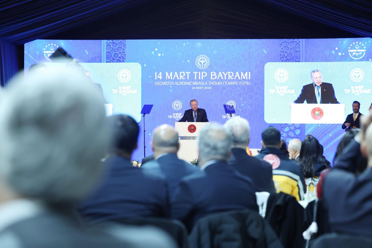 Cumhurbaşkanı Recep Tayyip Erdoğan, İstanbul Üniversitesi Beyazıt Kampüsü'nde 14 Mart Tıp Bayramı dolayısıyla düzenlenen iftar programında sağlık çalışanlarıyla bir araya geldi.
