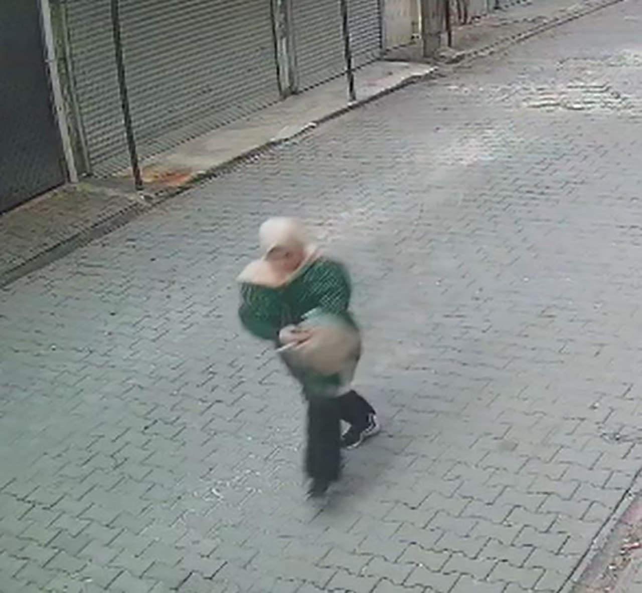  Hatice Musabeyli'nin güvenlik kamerasına yansıyan son görüntüsü. 