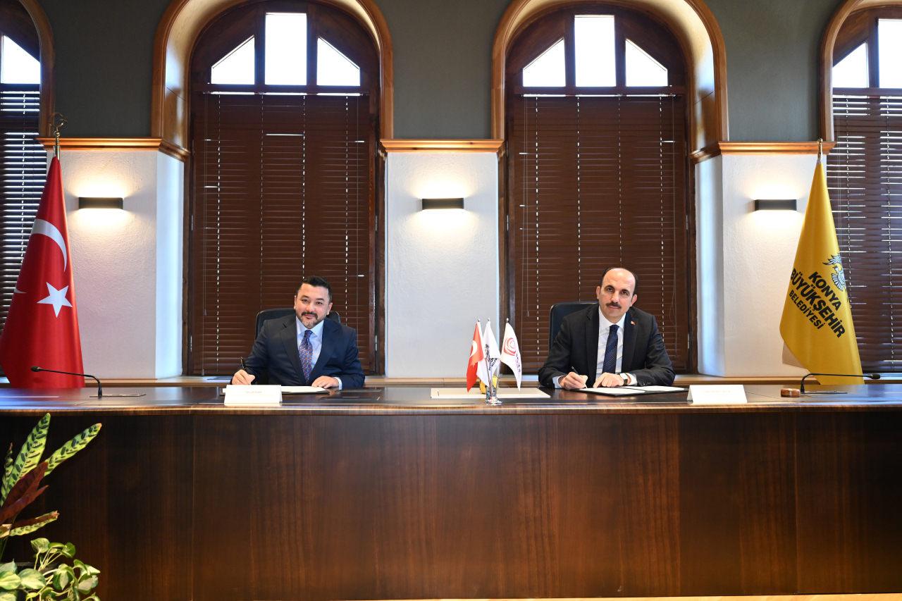 İslam İşbirliği Gençlik Forumu Başkanı Taha Ayhan ve Konya Büyükşehir Belediye Başkanı Uğur İbrahim Altay protokole imza attı.