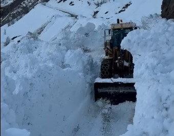 Bitlis'te köy yoluna çığ düştü.