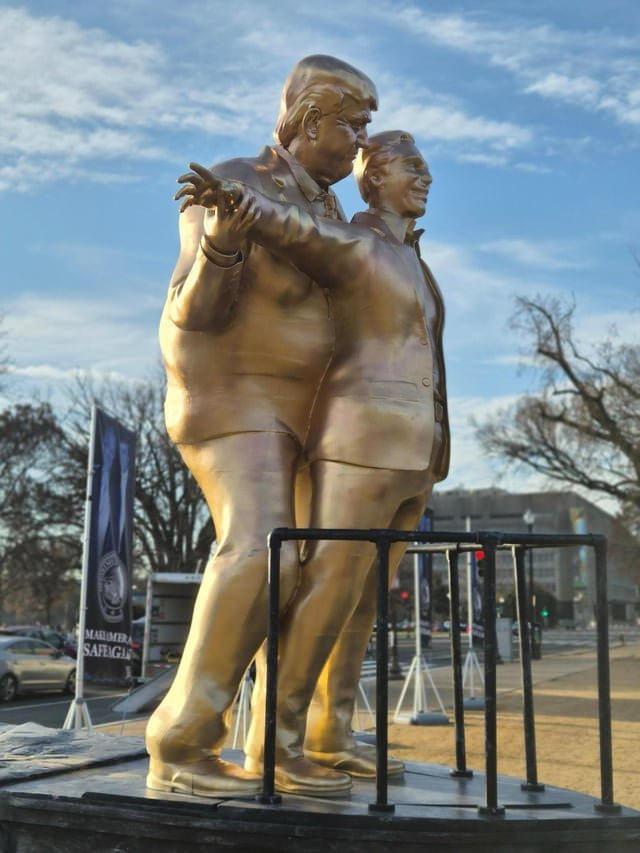 Secret Handshake’in Trump ve Epstein'ın Titanik filmi üzerinden dostluğunu canlandırdığı heykel