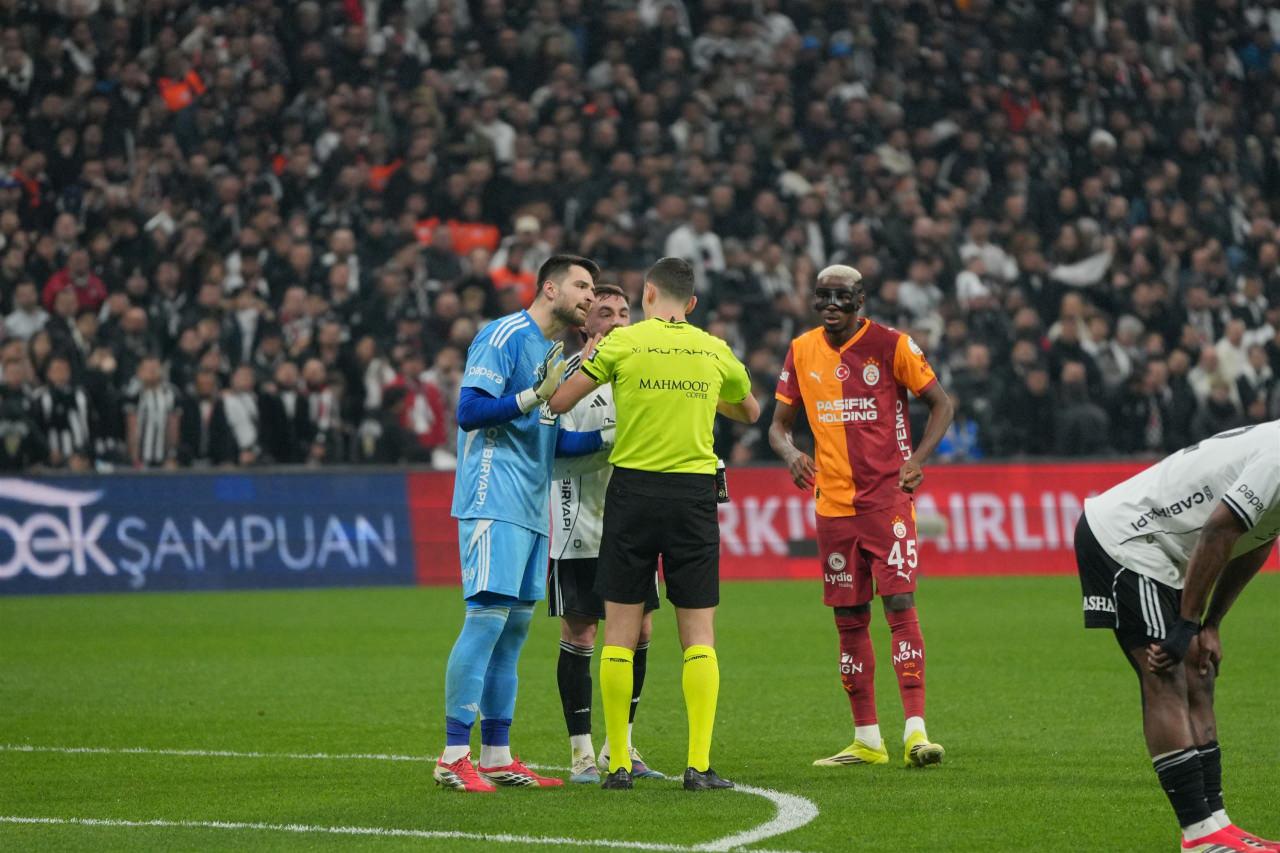 Beşiktaş-Galatasaray maçı. Ersin ve Orkun, hakem Ozan Ergün'le konuşuyor