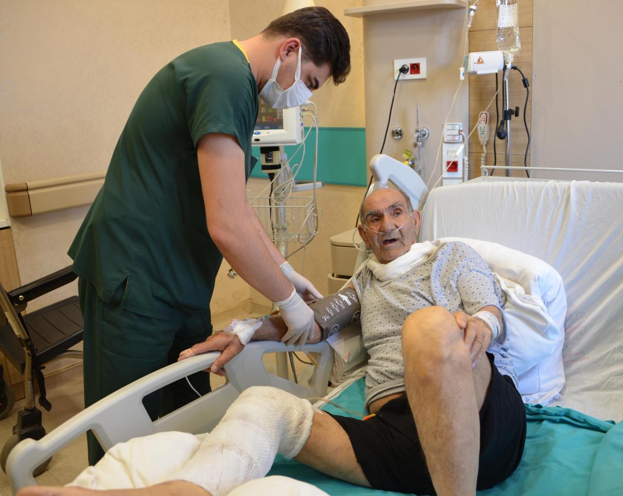 Erzurum Şehir Hastanesi Yanık Tedavi Merkezi hekimlerinden Dr. Emre Nohutçu, Uca’yı tedavi ediyor. 