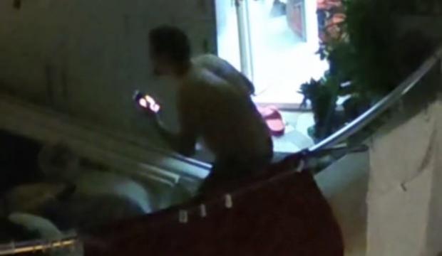 Adana&rsquo;da bir gen&ccedil; eline aldığı kolonya şişesiyle herkesi tehdit etti