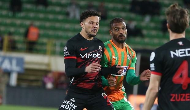 S&uuml;per Lig'de akşam mesaisi! İlk yarı oynanıyor | CANLI