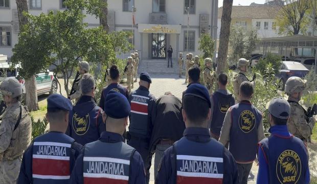 Annesini odunla başına vurup, &ouml;ld&uuml;rd&uuml;