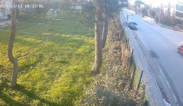 Bisikletli adama arabanın &ccedil;arptığı cinayet gibi kaza anının g&ouml;r&uuml;nt&uuml;leri