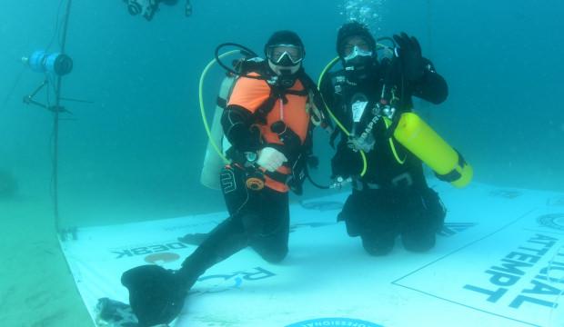 &Ccedil;anakkale şehitleri i&ccedil;in d&uuml;nya rekoru kırdı! 36 saat su altında kaldı