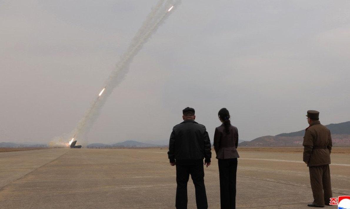 Kuzey Kore lideri Kim Jong-un, ülkenin batısında düzenlenen uzun menzilli topçu tatbikatını yerinde izledi.