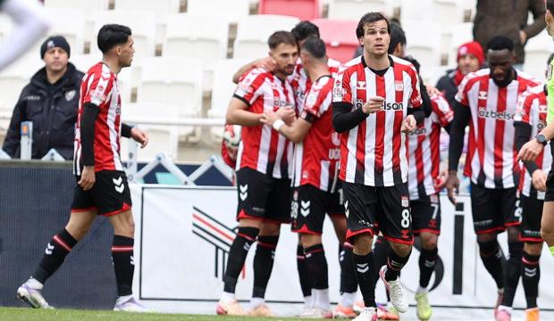 Efsane takımdan evinde kritik galibiyet! S&uuml;per Lig i&ccedil;in play-off potasına tutundu