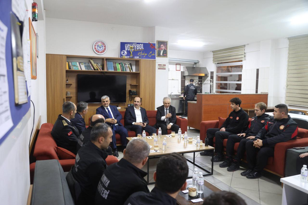 Konya Büyükşehir Belediye Başkanı Uğur İbrahim Altay, ekipleri ziyaret ederek ramazan ayının bereketini paylaştı.