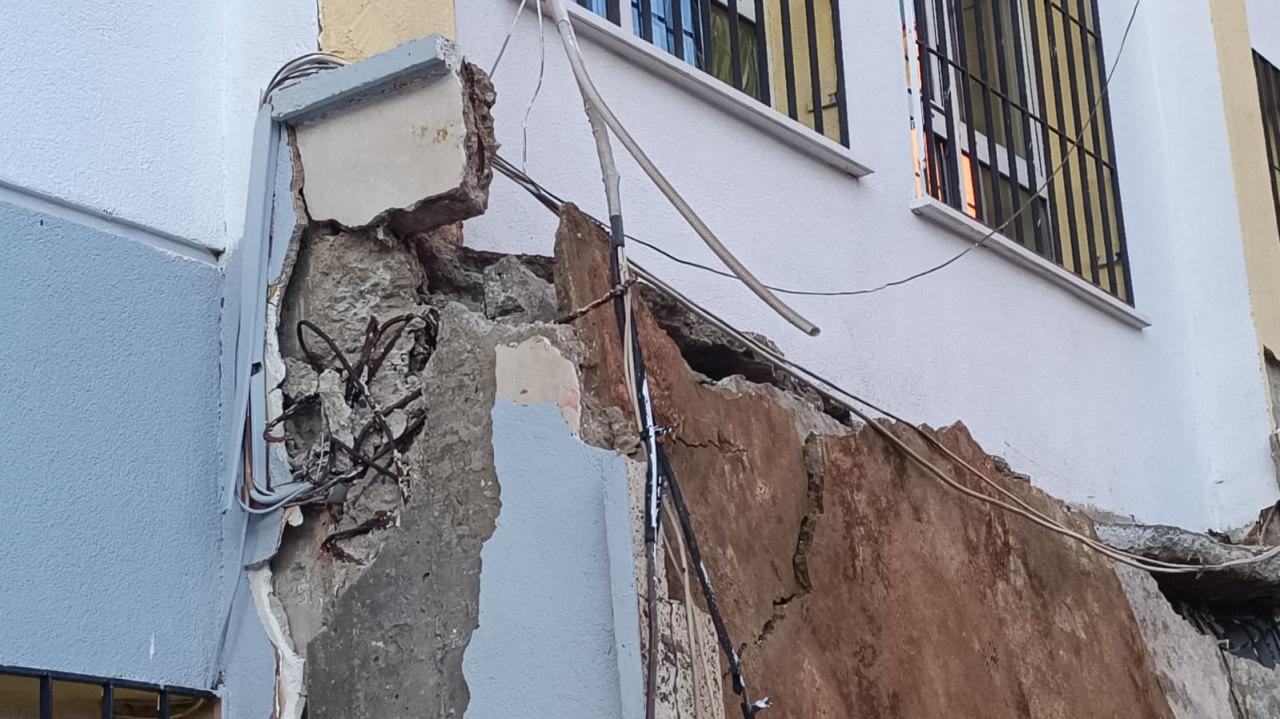 Pendik’te okulun giriş saçağı çöktü, yaralanan olmadı.