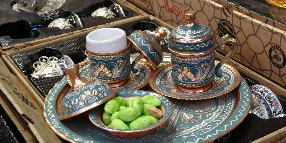 Gaziantep Bakırcılar &Ccedil;arşısı&rsquo;nda bayram yoğunluğu: Bakır ikramlıklara talep arttı