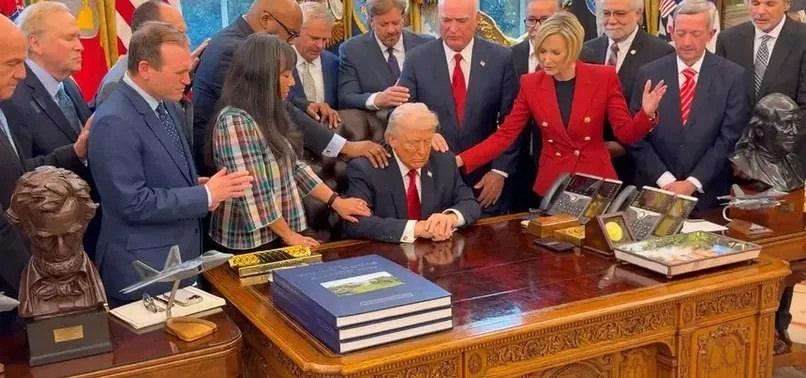 ABD Başkanı Donald Trump’ın Oval Ofis’te evanjelist din adamlarıyla gerçekleştirdiği kutsanma ayini dünya gündeminde geniş yankı uyandırdı. 