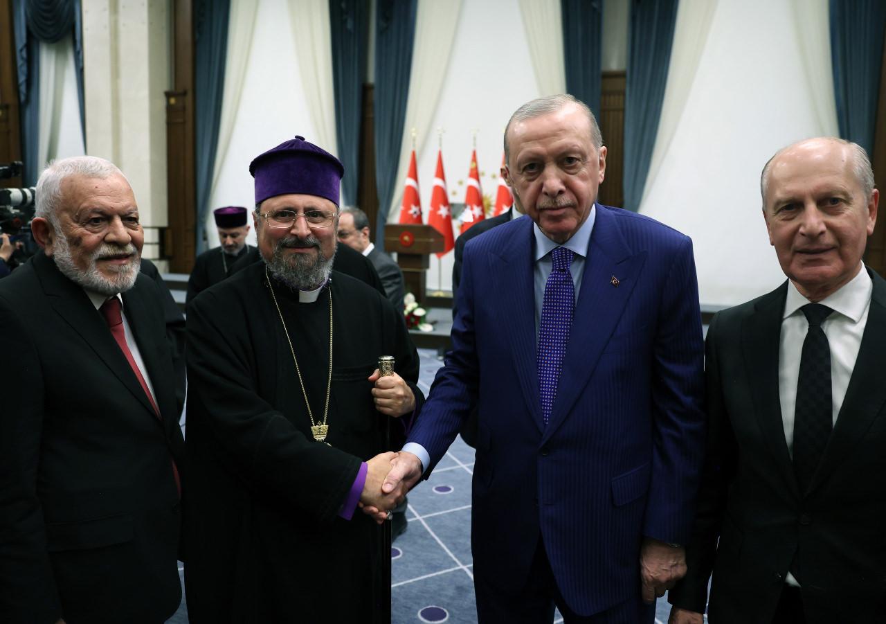 Cumhurbaşkanı Recep Tayyip Erdoğan, Cumhurbaşkanlığı Külliyesi'nde dini azınlık temsilcileriyle iftarda bir araya geldi.