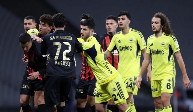 Karag&uuml;mr&uuml;k'&uuml;n Fenerbah&ccedil;e ma&ccedil;ında penaltı ve kart beklediği pozisyonu Trio değerlendirdi!