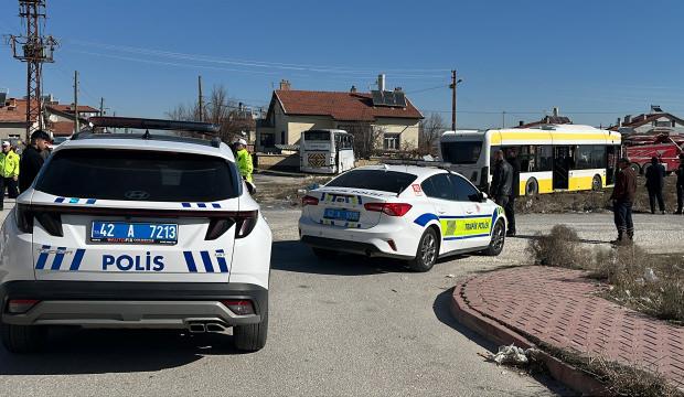 Konya'da feci kaza! Servis aracı belediye otob&uuml;s&uuml;yle &ccedil;arpıştı: 20 yaralı