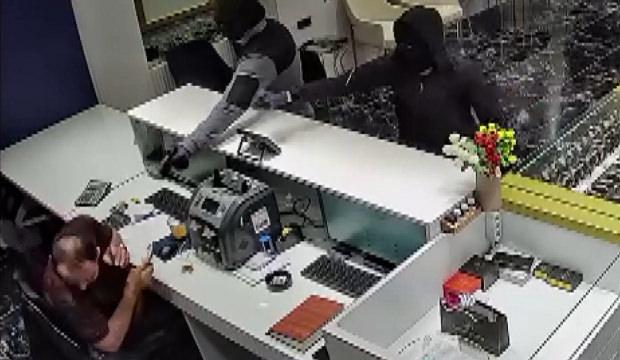 Kuyumcu, soygunu &ccedil;ay kazanını fırlatarak &ouml;nlemeye &ccedil;alıştı; o anlar kamerada