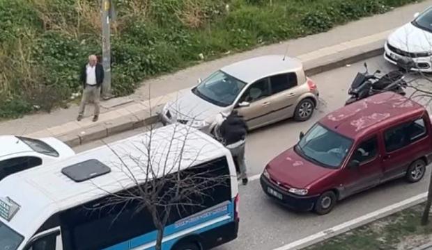 Otomobil s&uuml;r&uuml;c&uuml;s&uuml; motosikletliye copla saldırdı