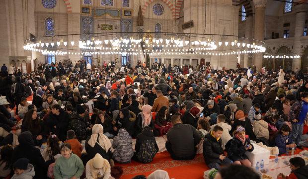 S&uuml;leymaniye&rsquo;de 3 bin &ccedil;ocuk aynı sofrada iftar a&ccedil;tı