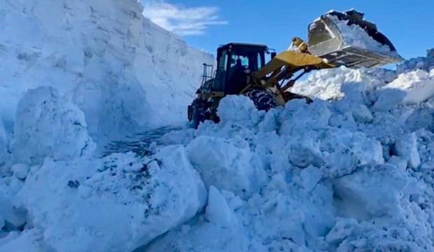 Tipi ve fırtına yolları kapattı: Ekipler zamana karşı yarıştı