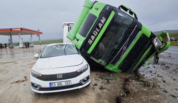 Tır otomobilin &uuml;st&uuml;ne devrildi