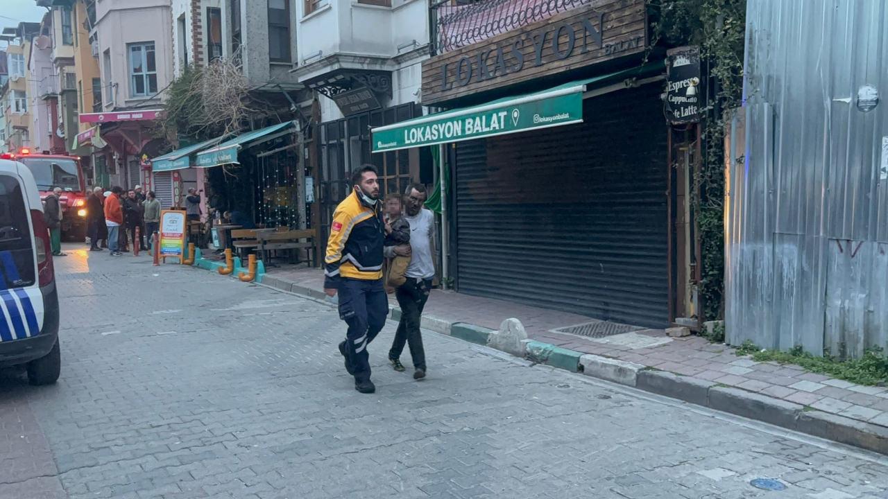  Fatihte 3 katlı binada yangın çıktı: 1 ölü 7 yaralı.