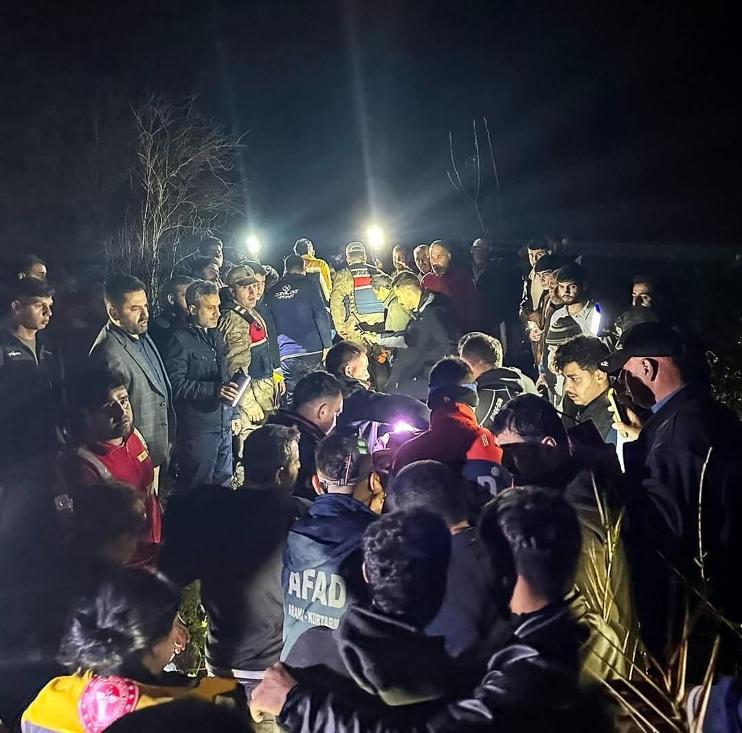Olay yerine;  jandarma, sağlık, AFAD ve itfaiye ekipleri sevk edildi.