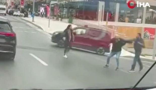 Trafikte camlı saldırı: &Ccedil;ocukların g&ouml;z&uuml; &ouml;n&uuml;nde yumruk yumruğa girdiler